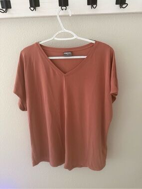 Ava & Viv Rust-Terra V-Neck Short Sleeve Top